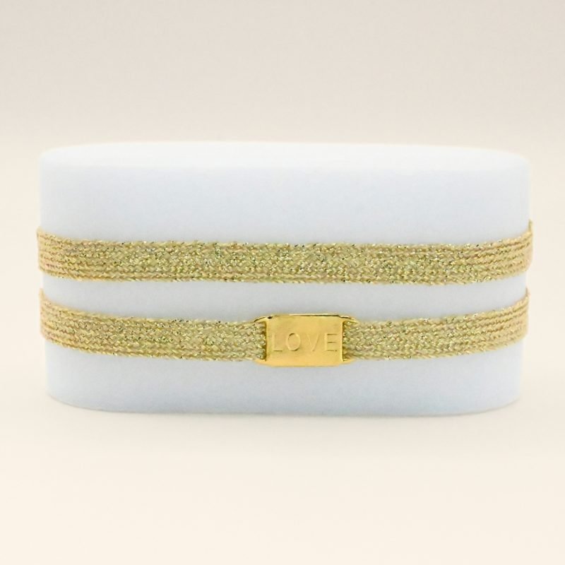 "Bracelet double tours avec une plaque LOVE en plaqué or (3 microns) fait main. Fermoir en plaqué or réglable . Bijou seul, Crédit GEMITY"