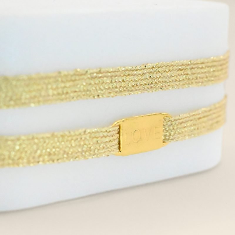 "Bracelet double tours avec une plaque LOVE en plaqué or (3 microns) fait main. Fermoir en plaqué or réglable . Bijou seul, Crédit GEMITY"