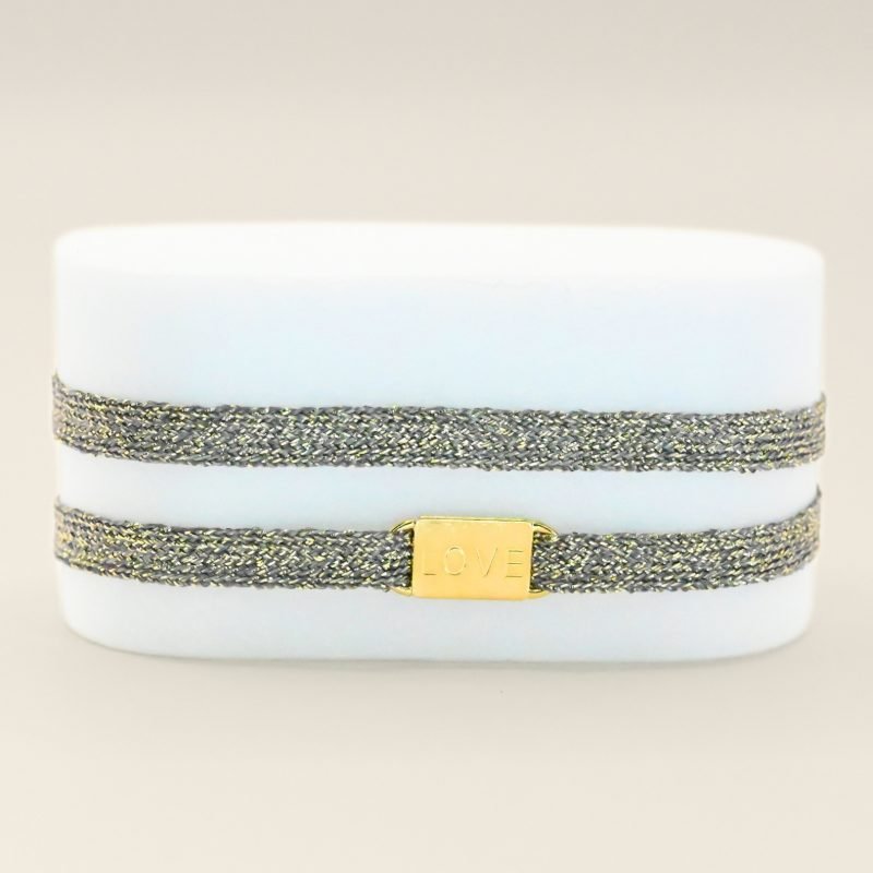 "Bracelet double tours avec une plaque LOVE en plaqué or (3 microns) fait main. Fermoir en plaqué or réglable . Bijou seul, Crédit GEMITY"