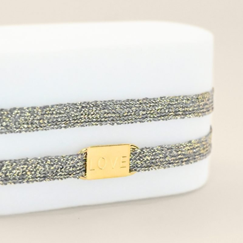 "Bracelet double tours avec une plaque LOVE en plaqué or (3 microns) fait main. Fermoir en plaqué or réglable . Bijou seul, Crédit GEMITY"