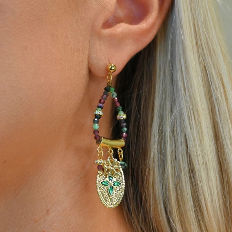 Ces boucles d’oreilles sont un véritable hommage à l’art indien. Chaque pièce est façonnée et émaillée à la main, mettant en valeur le savoir-faire traditionnel. Les pendentifs ovales évoquent des éléments floraux tels que le lotus, symbole porte-bonheur. Bijou seul, Crédit GEMITY