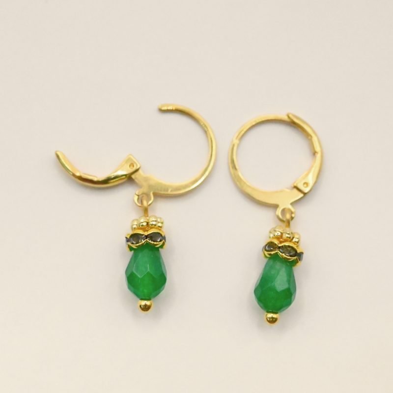 Petites boucles d'oreille parfaites pour le quotidien ou pour être portées en association avec le collier Jaipur par exemple. Elles sont très légères et d'une couleur éclatante. Un anneau strassé vient faire le pont entre la goutte et un petit anneau doré orné de mini boules typiquement indien. Bijou seul, Crédit GEMITY