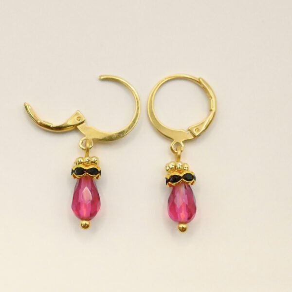 Petites boucles d'oreille parfaites pour le quotidien ou pour être portées en association avec le collier Jaipur par exemple. Elles sont très légères et d'une couleur éclatante. Un anneau strassé vient faire le pont entre la goutte et un petit anneau doré orné de mini boules typiquement indien. Bijou seul, Crédit GEMITY