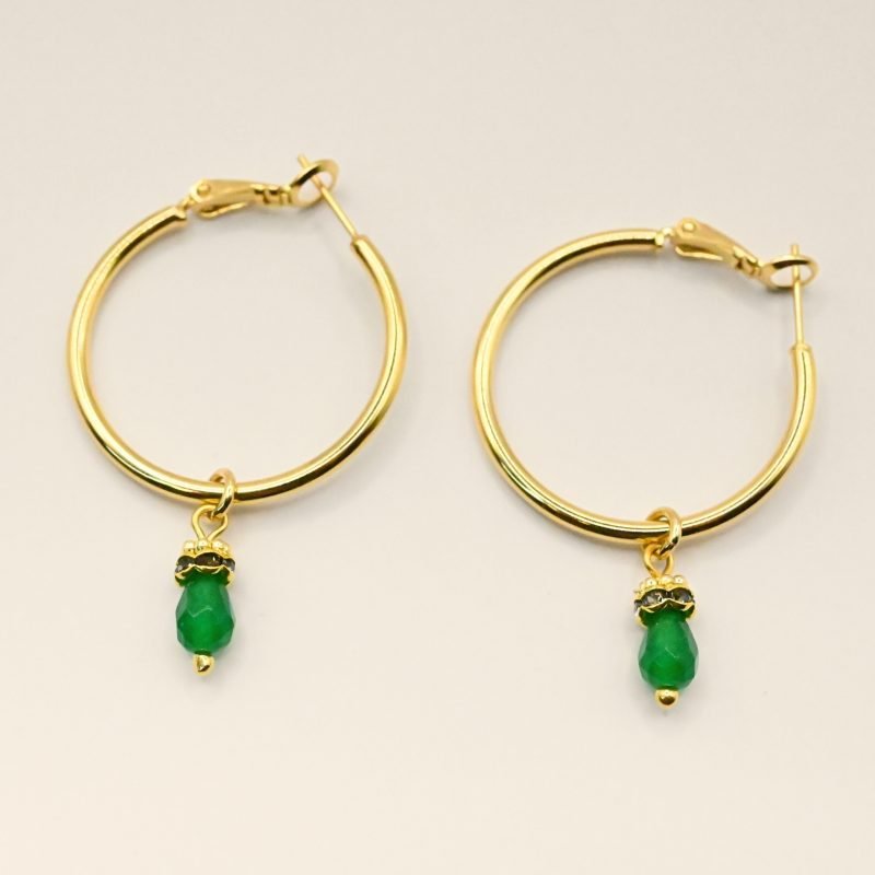 Découvrez l’élégance intemporelle de cette créole doré à l’or fin, ornée d’un délicat pendentif en pierre de jade teinté. Ces boucles d’oreilles allient sophistication et modernité, parfaites pour sublimer toutes vos tenues, qu’elles soient décontractées ou habillées. Bijou seul, Crédit GEMITY