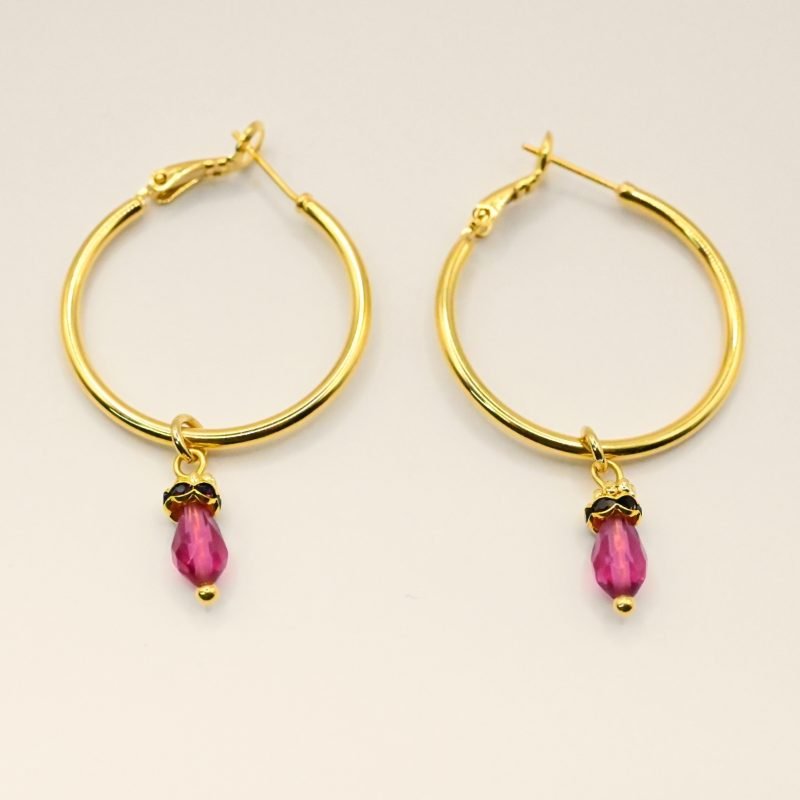 Découvrez l’élégance intemporelle de cette créole doré à l’or fin, ornée d’un délicat pendentif en pierre de jade teinté. Ces boucles d’oreilles allient sophistication et modernité, parfaites pour sublimer toutes vos tenues, qu’elles soient décontractées ou habillées. Bijou seul, Crédit GEMITY
