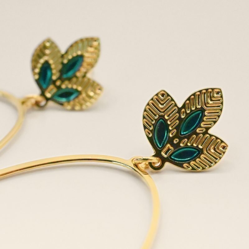 Grandes créoles épurées tout en légèreté. Les 3 feuilles viennent habiller gracieusement votre lobbe et donner une pointe de couleur. Les motifs sur le bas de la boucle donnent à l'ensemble le caractère Indien. Bijou seul, Crédit GEMITY