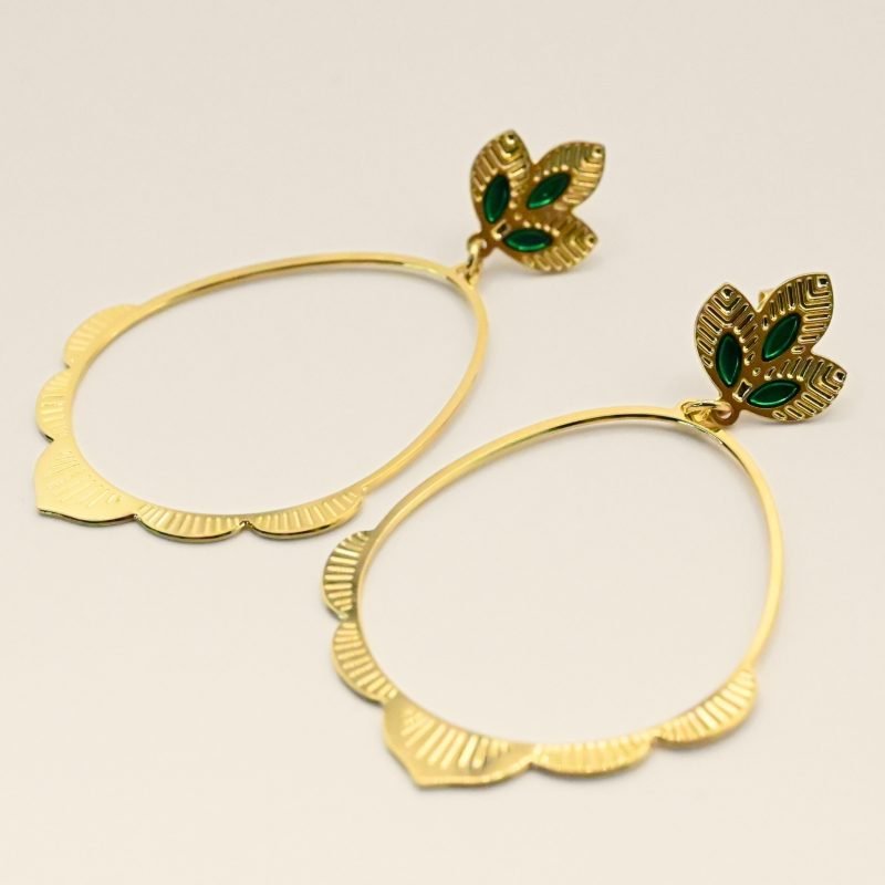 Grandes créoles épurées tout en légèreté. Les 3 feuilles viennent habiller gracieusement votre lobbe et donner une pointe de couleur. Les motifs sur le bas de la boucle donnent à l'ensemble le caractère Indien. Bijou seul, Crédit GEMITY