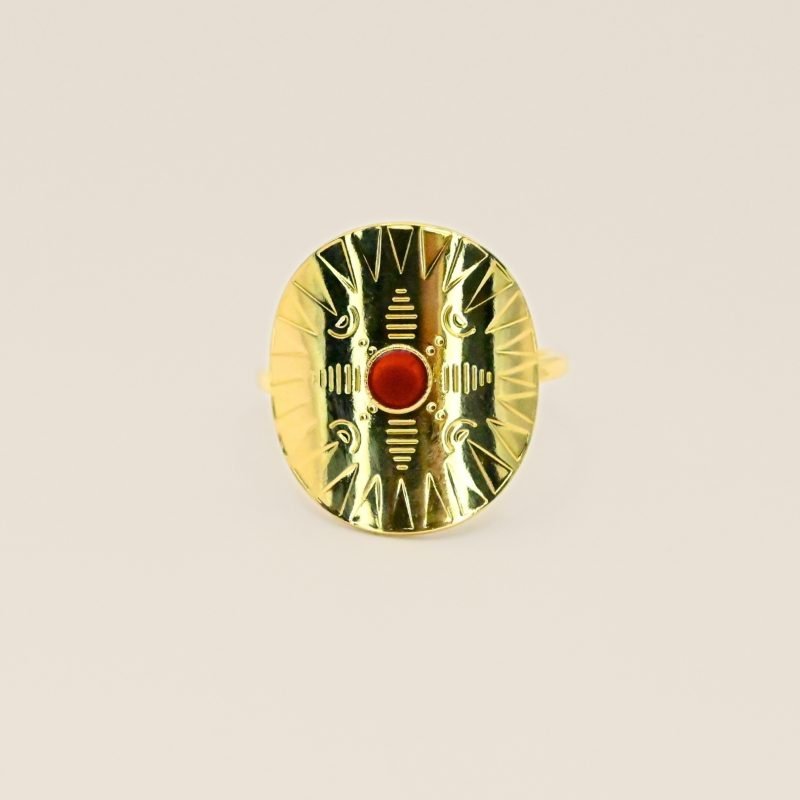 Cette jolie bague habille votre doigt avec son motif rond et courbé. Elle est gravée de motifs et surmonté d'un cabochon de couleur, émaillé à la main. Bijou seul, Crédit GEMITY