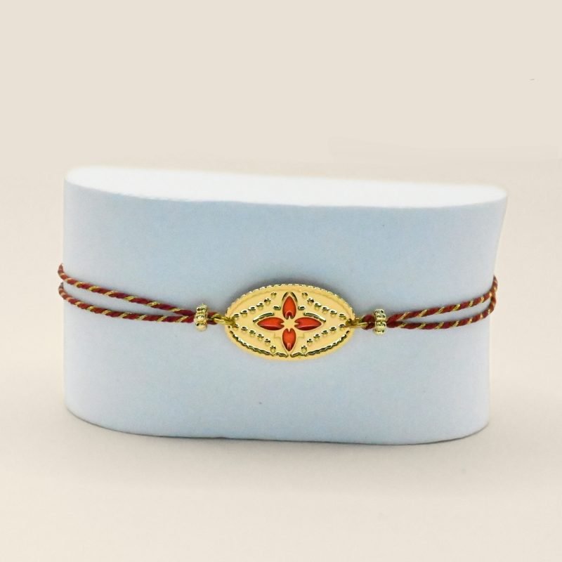 Matière : laiton doré à l’or fin 24 carats, cordon polyseter et coton. Monture : Avec boule coulissante pour serrer facilement le cordon. Bijou seul, Crédit GEMITY