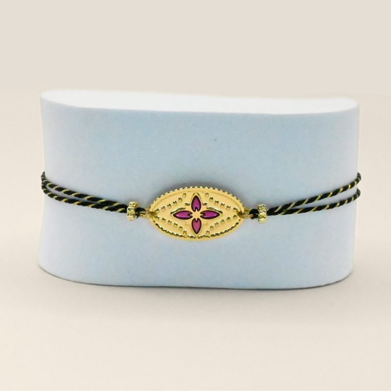 Matière : laiton doré à l’or fin 24 carats, cordon polyseter et coton. Monture : Avec boule coulissante pour serrer facilement le cordon. Bijou seul, Crédit GEMITY
