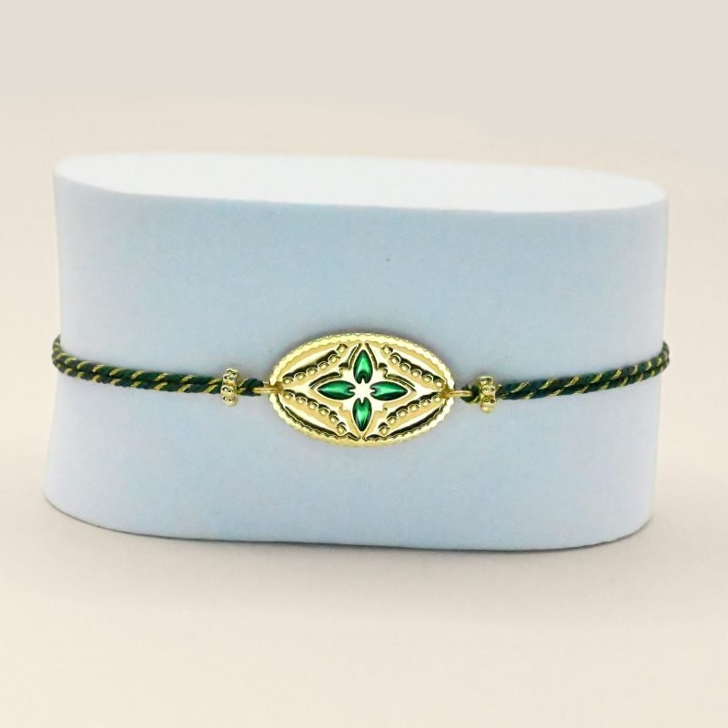 Matière : laiton doré à l’or fin 24 carats, cordon polyseter et coton. Monture : Avec boule coulissante pour serrer facilement le cordon. Bijou seul, Crédit GEMITY
