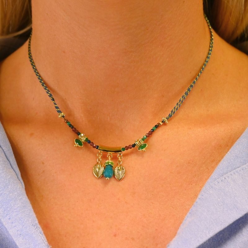 Avec sa petite boule coulissante, il suffit de passer le collier et de resserrer la boule jusqu'à la taille voulue (se porte court). FACILE et convient à tous les cous ! Les pampilles feuilles rappellent l'univers luxuriant des motifs indiens, les rondelles de strass soulignent les pierres serties et les fines perles donnent du cachet à ce collier bohème. Bijou porté, Crédit GEMITY.