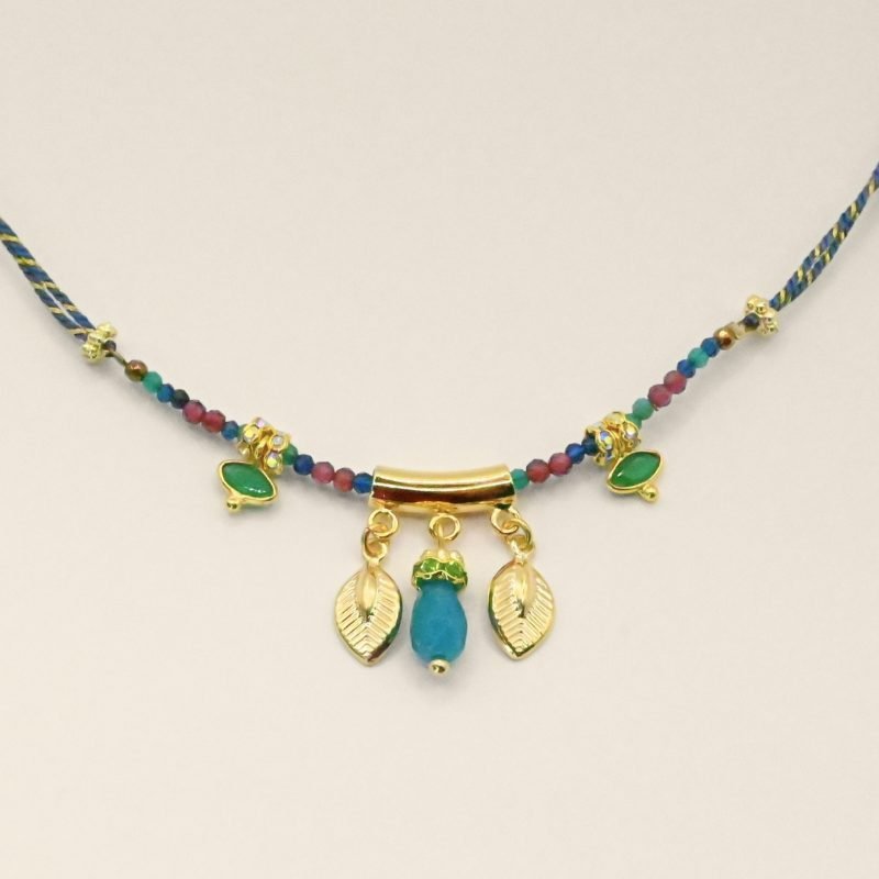 Avec sa petite boule coulissante, il suffit de passer le collier et de resserrer la boule jusqu'à la taille voulue (se porte court). FACILE et convient à tous les cous ! Les pampilles feuilles rappellent l'univers luxuriant des motifs indiens, les rondelles de strass soulignent les pierres serties et les fines perles donnent du cachet à ce collier bohème. Bijou seul, Crédit GEMITY