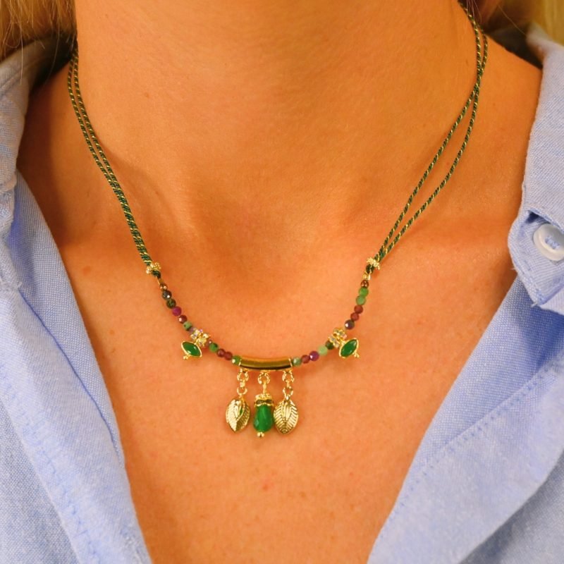 Avec sa petite boule coulissante, il suffit de passer le collier et de resserrer la boule jusqu'à la taille voulue (se porte court). FACILE et convient à tous les cous ! Les pampilles feuilles rappellent l'univers luxuriant des motifs indiens, les rondelles de strass soulignent les pierres serties et les fines perles donnent du cachet à ce collier bohème. Bijou porté, Crédit GEMITY.