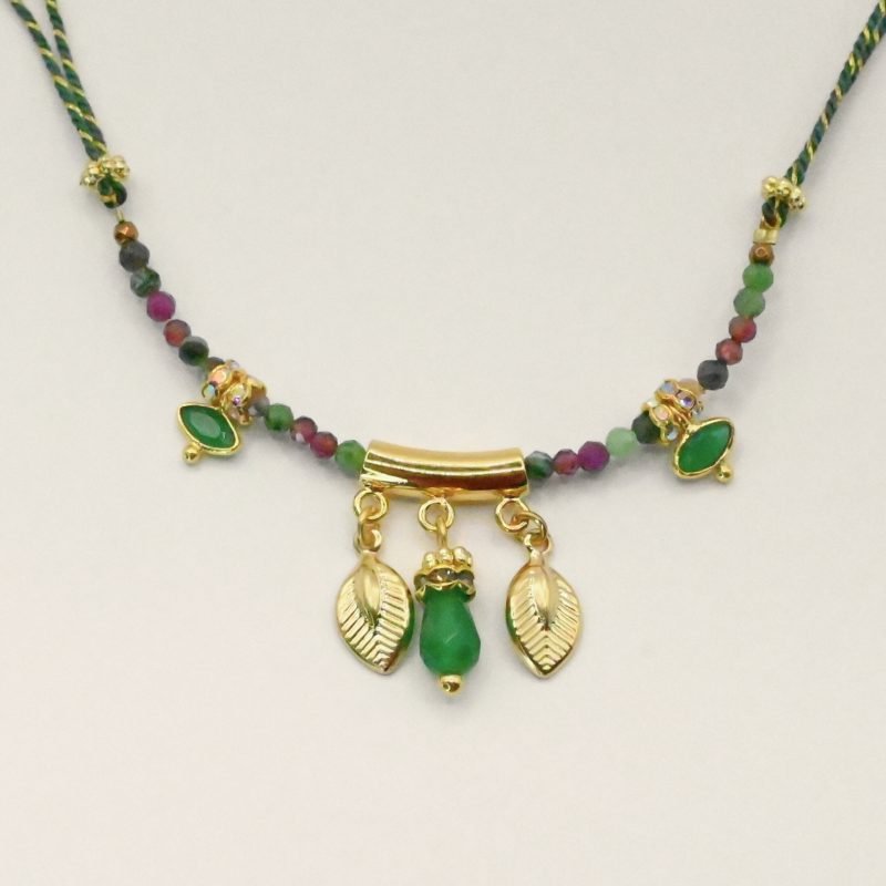 Avec sa petite boule coulissante, il suffit de passer le collier et de resserrer la boule jusqu'à la taille voulue (se porte court). FACILE et convient à tous les cous ! Les pampilles feuilles rappellent l'univers luxuriant des motifs indiens, les rondelles de strass soulignent les pierres serties et les fines perles donnent du cachet à ce collier bohème. Bijou seul, Crédit GEMITY