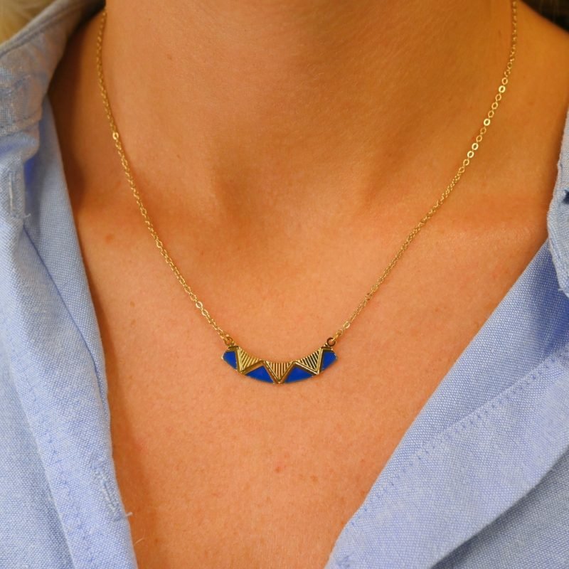 Voici un collier graphique avec des motifs finement gravés à la façon d’un zig zag, facile à porter et à associer. Bijou porté, Crédit GEMITY.