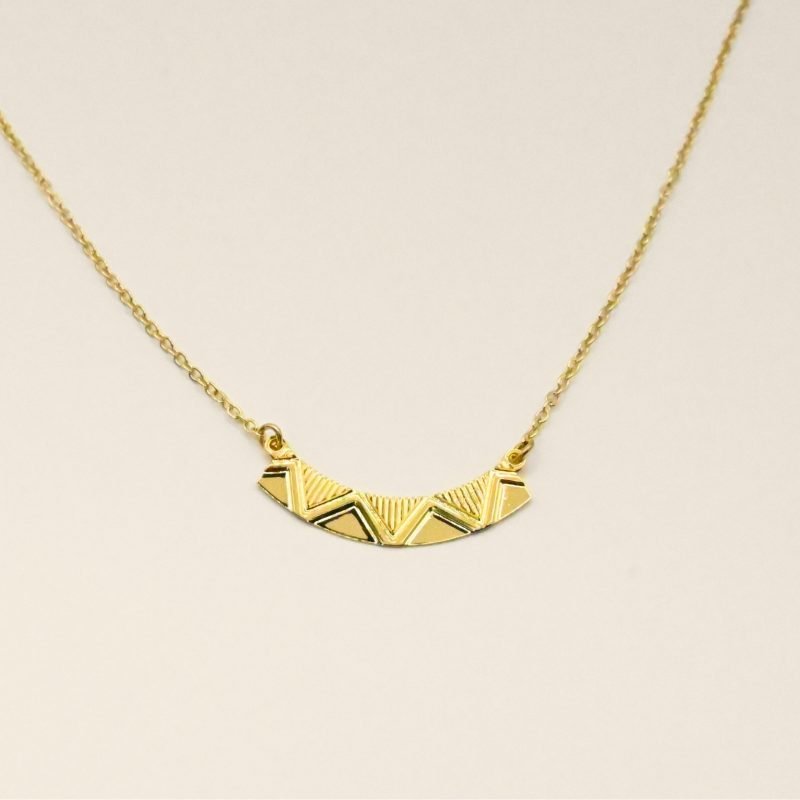 Voici un collier graphique avec des motifs finement gravés à la façon d’un zig zag, facile à porter et à associer. Bijou seul, Crédit GEMITY
