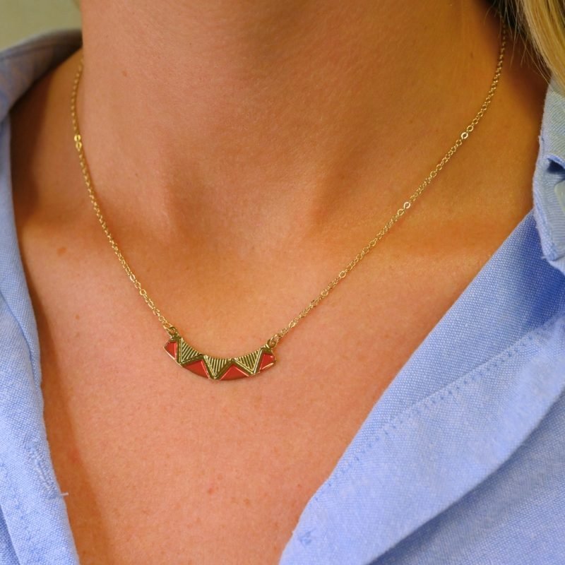 Voici un collier graphique avec des motifs finement gravés à la façon d’un zig zag, facile à porter et à associer. Bijou porté, Crédit GEMITY.