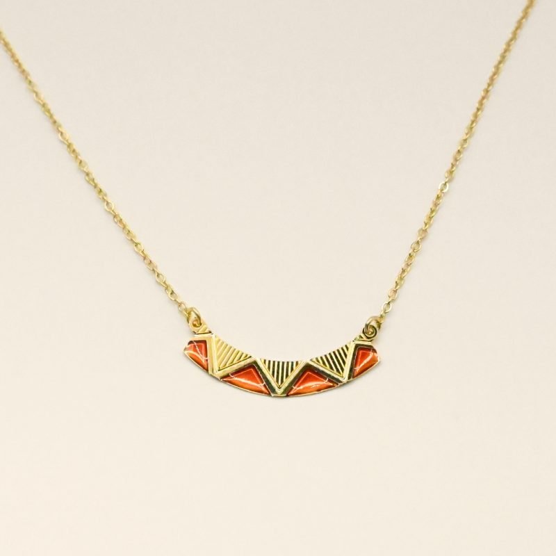 Voici un collier graphique avec des motifs finement gravés à la façon d’un zig zag, facile à porter et à associer. Bijou seul, Crédit GEMITY