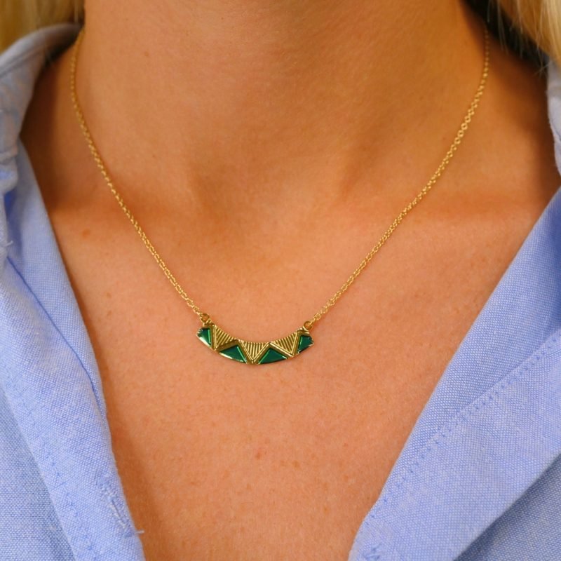 Voici un collier graphique avec des motifs finement gravés à la façon d’un zig zag, facile à porter et à associer. Bijou porté, Crédit GEMITY.