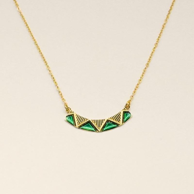 Voici un collier graphique avec des motifs finement gravés à la façon d’un zig zag, facile à porter et à associer. Bijou seul, Crédit GEMITY