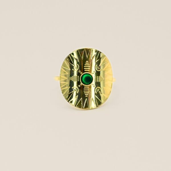 Cette jolie bague habille votre doigt avec son motif rond et courbé. Elle est gravée de motifs et surmonté d'un cabochon de couleur, émaillé à la main. Bijou seul, Crédit GEMITY