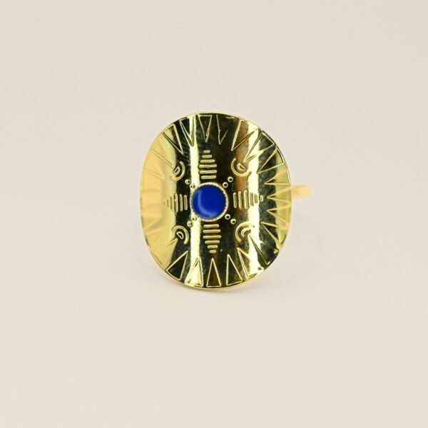 Cette jolie bague habille votre doigt avec son motif rond et courbé. Elle est gravée de motifs et surmonté d'un cabochon de couleur, émaillé à la main. Bijou seul, Crédit GEMITY