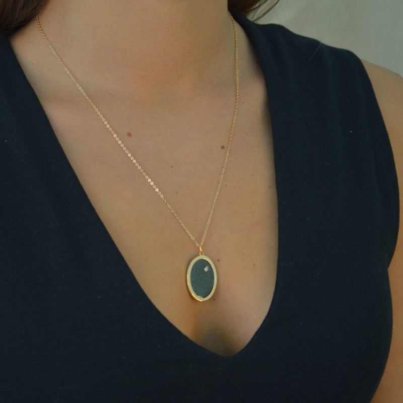 Collier réalisé artisanalement dans notre atelier parisien. Chaque pièce est unique et présente ses propres irrégularités (variations de couleur et de taille des fragments de pierre). Bijou porté, Crédit GEMITY.