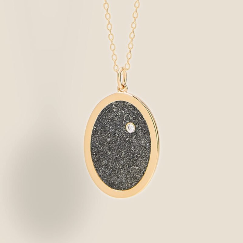 Collier réalisé artisanalement dans notre atelier parisien. Chaque pièce est unique et présente ses propres irrégularités (variations de couleur et de taille des fragments de pierre). Bijou seul, Crédit Léo Sédim