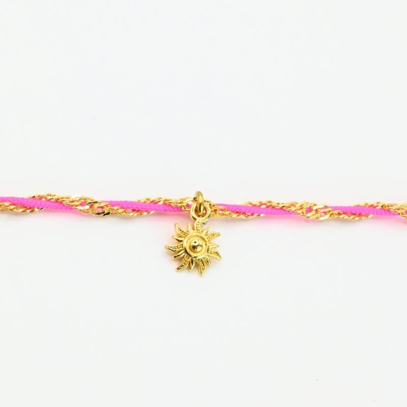 "L’élégance décontractée de la côte basque. Ce bracelet mêle fils de coton torsadé, touches dorées et couleurs vibrantes, pour une alliance parfaite entre raffinement et fraîcheur de l’océan. Orné d'un charm, il incarne une harmonie bohème et sophistiquée à porter au quotidien. Composition : Plaqué or et fils de coton torsadés. . Bijou seul, Crédit GEMITY"