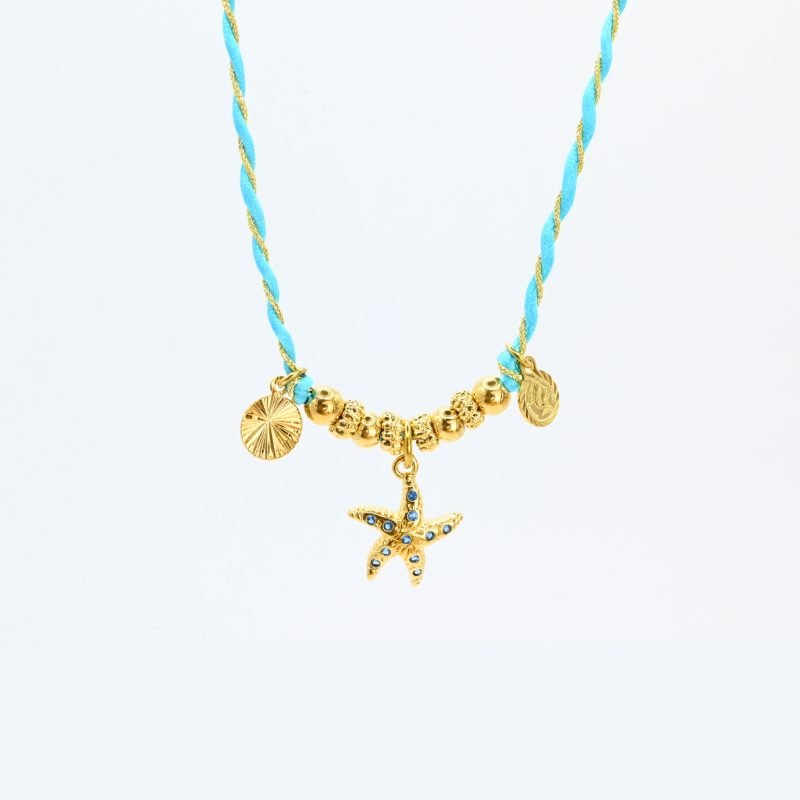 "L’élégance décontractée de la côte basque. Ce bracelet mêle fils de coton torsadé, touches dorées et couleurs vibrantes, pour une alliance parfaite entre raffinement et fraîcheur de l’océan. Orné d'un charm, il incarne une harmonie bohème et sophistiquée à porter au quotidien. Composition : Plaqué or et fils de coton torsadés. . Bijou seul, Crédit GEMITY"
