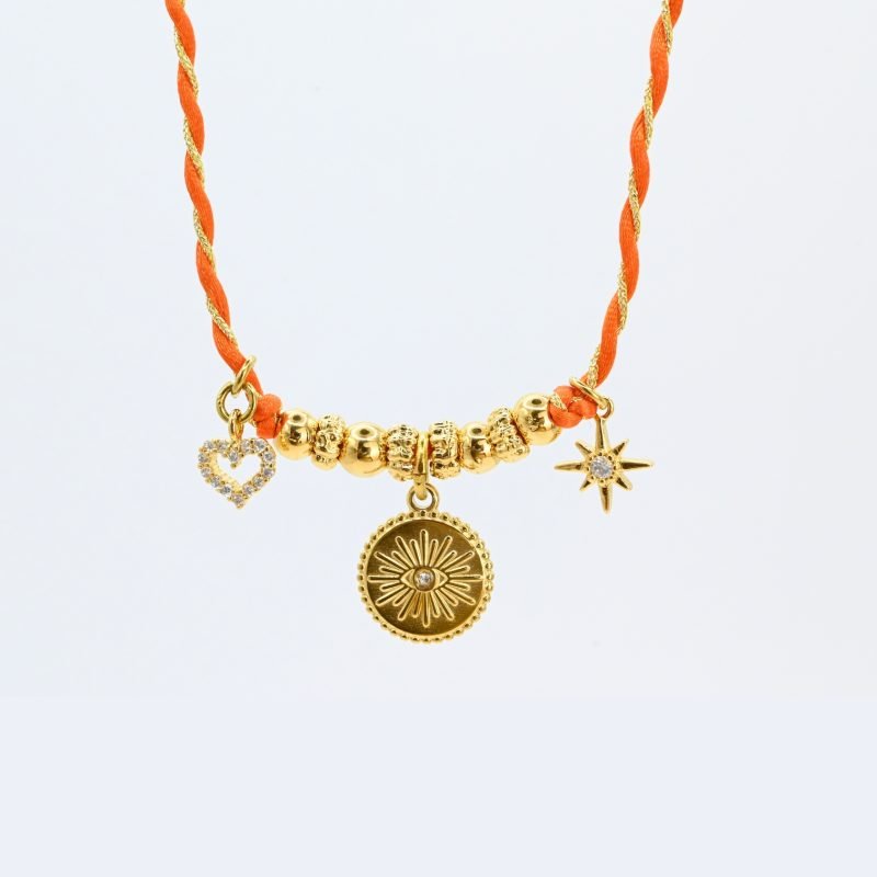 "L’élégance décontractée de la côte basque. Ce bracelet mêle fils de coton torsadé, touches dorées et couleurs vibrantes, pour une alliance parfaite entre raffinement et fraîcheur de l’océan. Orné d'un charm, il incarne une harmonie bohème et sophistiquée à porter au quotidien. Composition : Plaqué or et fils de coton torsadés. . Bijou seul, Crédit GEMITY"