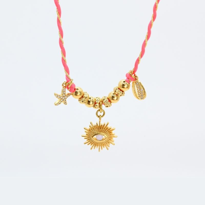 "Ces colliers mêlent fils de coton torsadé, touches dorées et couleurs vibrantes, pour une alliance parfaite entre raffinement et fraîcheur de l’océan. Ornés de trois charms et de détails en plaqué or, ils rappellent l’énergie chic des vagues et le charme intemporel des rivages de Biarritz. Une harmonie bohème et sophistiquée à porter au quotidien. Composition : Plaqué or et fils de coton torsadés. . Bijou seul, Crédit GEMITY"