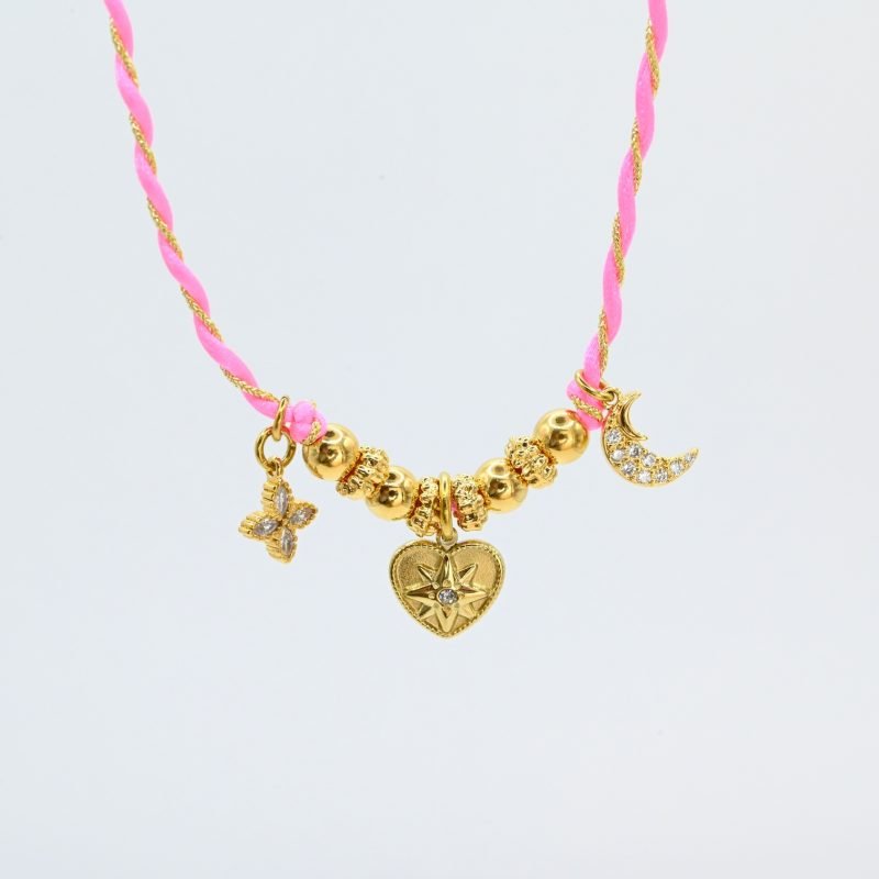 "Ces colliers mêlent fils de coton torsadé, touches dorées et couleurs vibrantes, pour une alliance parfaite entre raffinement et fraîcheur de l’océan. Ornés de trois charms et de détails en plaqué or, ils rappellent l’énergie chic des vagues et le charme intemporel des rivages de Biarritz. Une harmonie bohème et sophistiquée à porter au quotidien. Composition : Plaqué or et fils de coton torsadés. Bijou seul, Crédit GEMITY