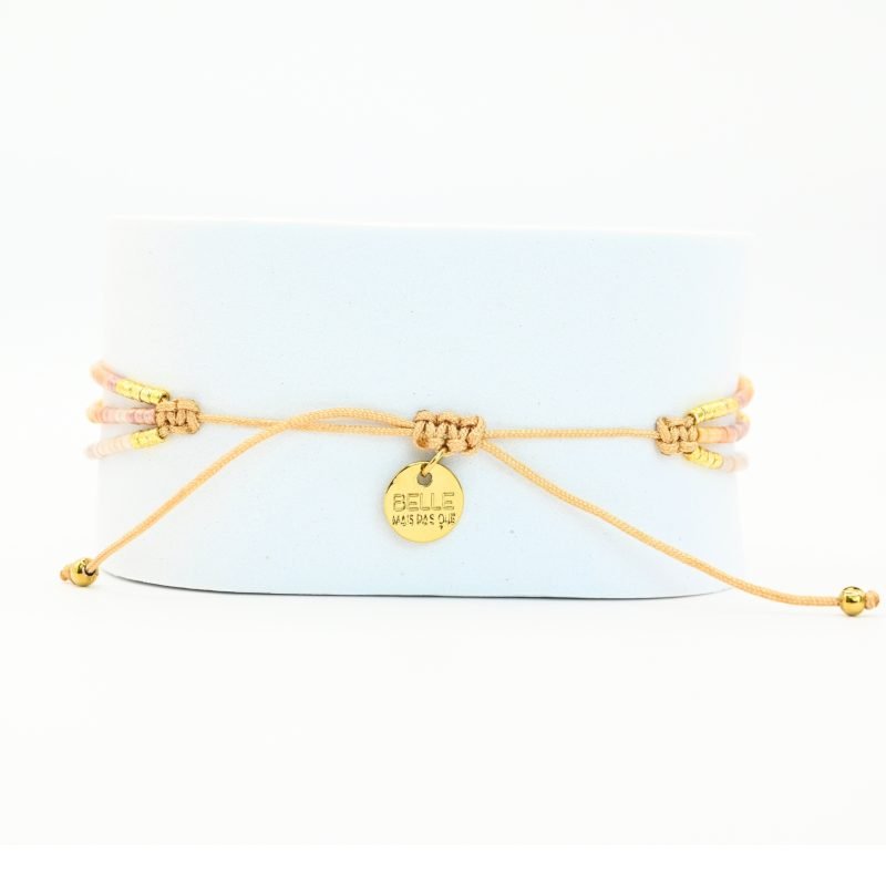 ce bracelet fin à 3 rangs combine des perles dorées, nude et dans les tons rosés pour un design doux et féminin. L'un des rangs est orné d'une plus grande perle au centre, apportant une touche de sophistication et de brillance. . Bijou seul, Crédit GEMITY
