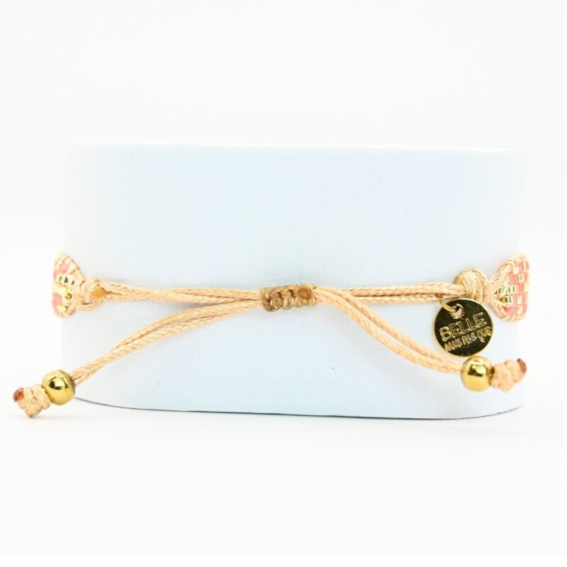 laissez-vous séduire par la beauté naturelle de cette petite manchette, composée de 5 rangs de perles corail soigneusement assemblées. L'ornement coquillage en son centre ajoute une touche marine et exotique, parfaite pour les amateurs de style bohème et élégant.. Bijou seul, Crédit GEMITY