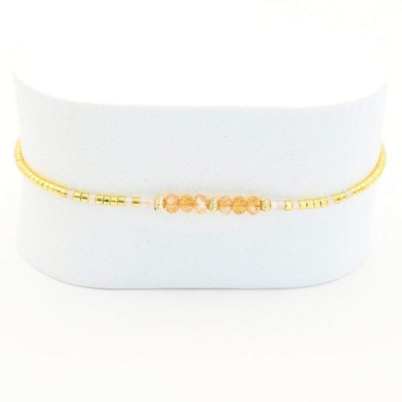un bracelet délicat et lumineux, parfait pour tous les jours ! Son cordon ajustable s’adapte à toutes les tailles, tandis que ses perles dorées et nude apportent une touche douce et élégante. . Bijou seul, Crédit GEMITY