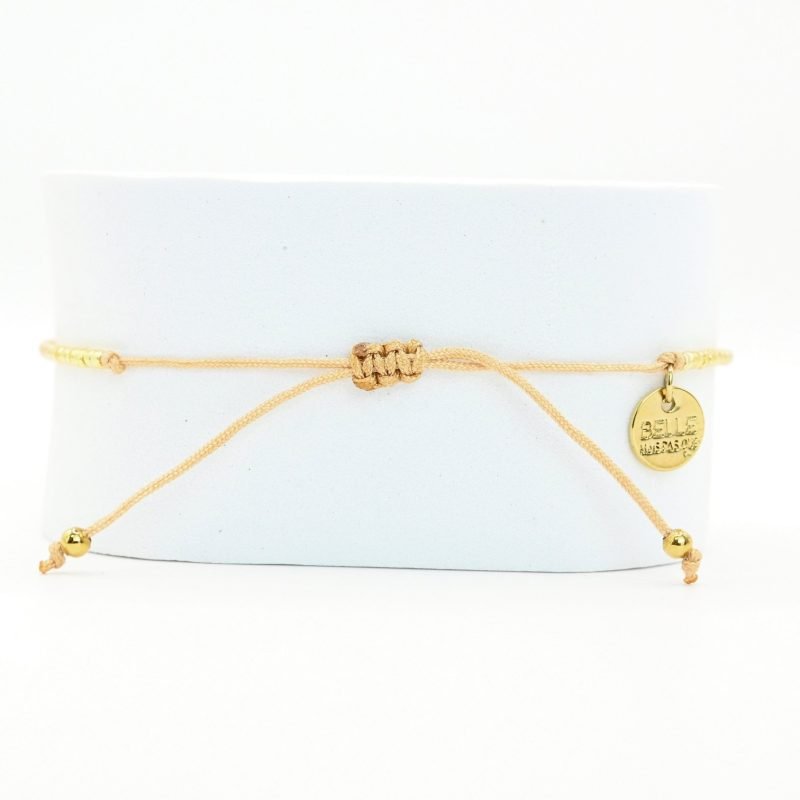 un bracelet délicat et lumineux, parfait pour tous les jours ! Son cordon ajustable s’adapte à toutes les tailles, tandis que ses perles dorées et nude apportent une touche douce et élégante. . Bijou seul, Crédit GEMITY