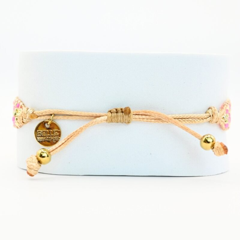 audacieuse et éclatante, cette petite manchette illumine votre poignet avec ses 5 rangs de perles roses fluo. Son ornement central en forme de soleil apporte une touche lumineuse et rayonnante. . Bijou seul, Crédit GEMITY