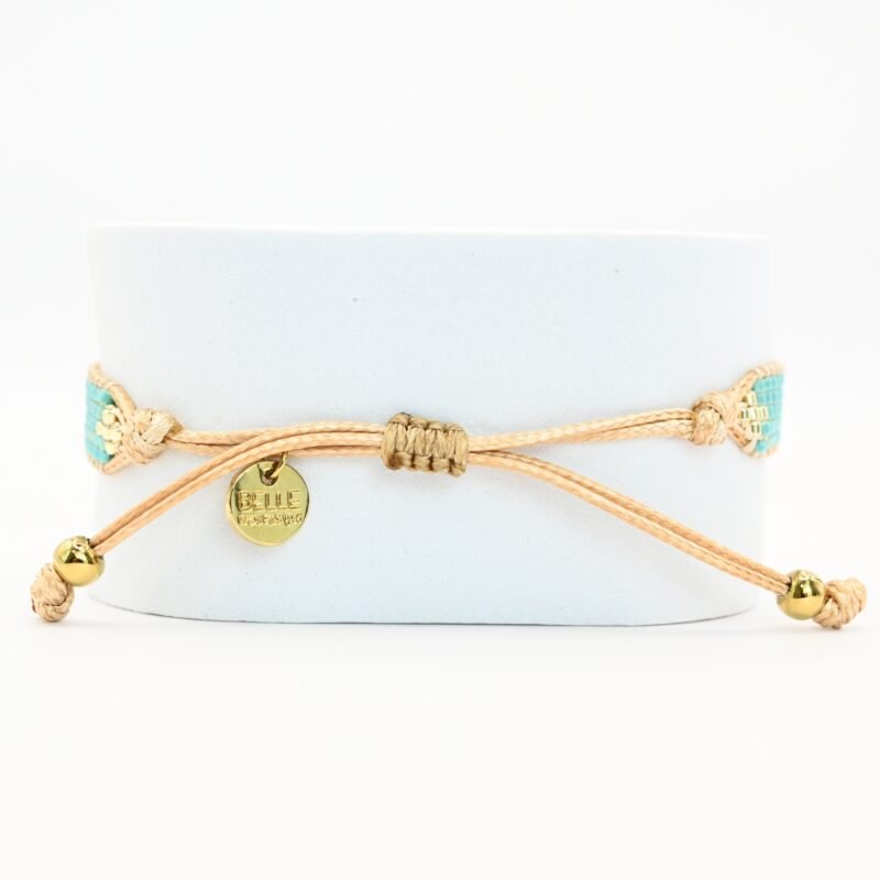 inspirée des nuances apaisantes de l’océan, cette petite manchette se compose de 5 rangs de perles bleues lagon. Son ornement étoile avec un zircon disposé au centre du bracelet apporte une touche lumineuse. . Bijou seul, Crédit GEMITY