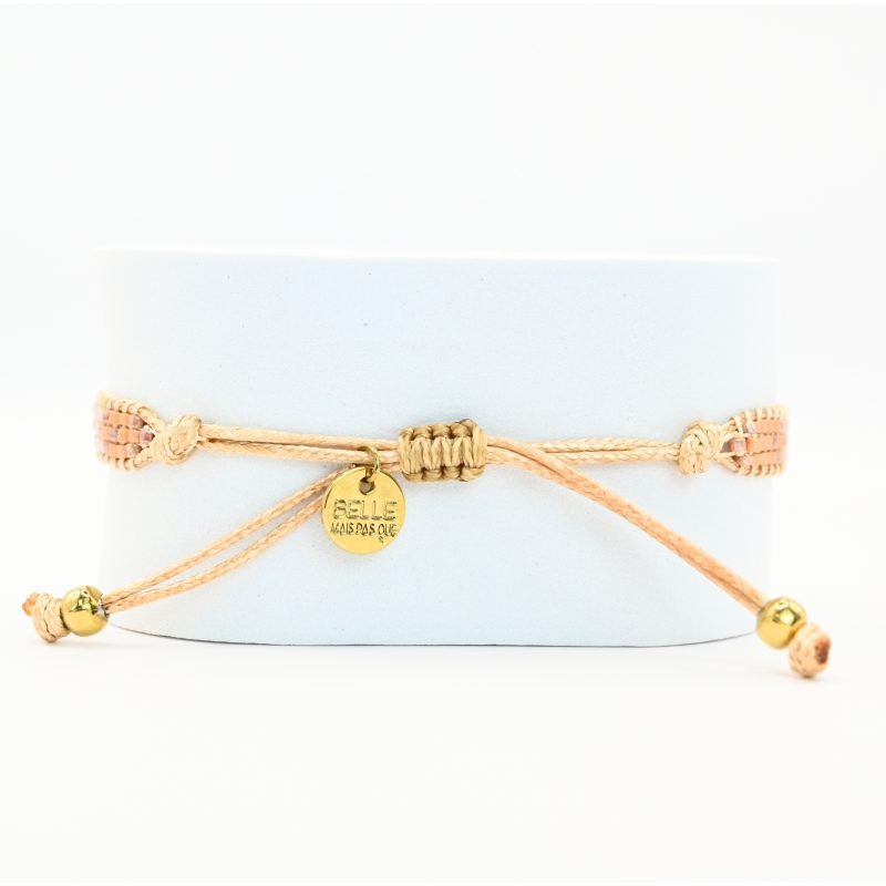 cette mini manchette élégante est composée de 3 rangs de perles nude, dorées et roses poudrées, créant un design doux et féminin. . Bijou seul, Crédit GEMITY