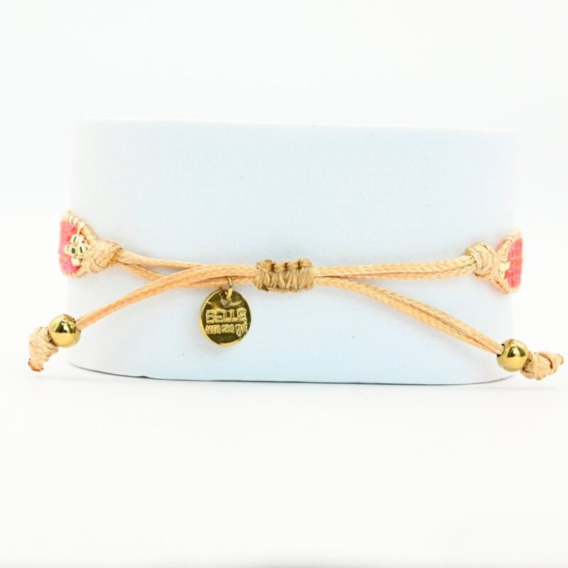 ajoutez une touche de fraîcheur et de lumière à votre poignet avec cette petite manchette élégante. Composée de 5 rangs de perles roses orangées, elle diffuse une couleur douce et chaleureuse. L'ornement étoile en son centre apporte une note délicate et scintillante.. Bijou seul, Crédit GEMITY