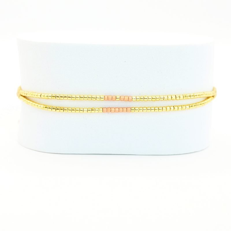 ce bracelet élégant combine harmonieusement des cordes fines au début et des perles dorées et rose poudré en son centre. . Bijou seul, Crédit GEMITY