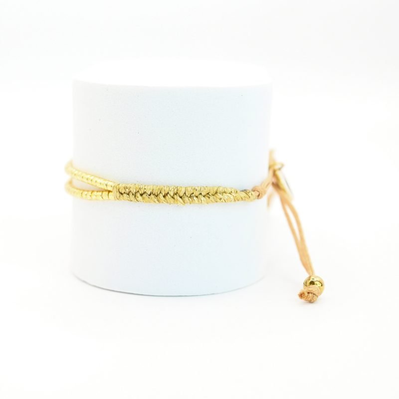 ce bracelet élégant combine harmonieusement des cordes fines au début et des perles dorées et rose poudré en son centre. . Bijou seul, Crédit GEMITY