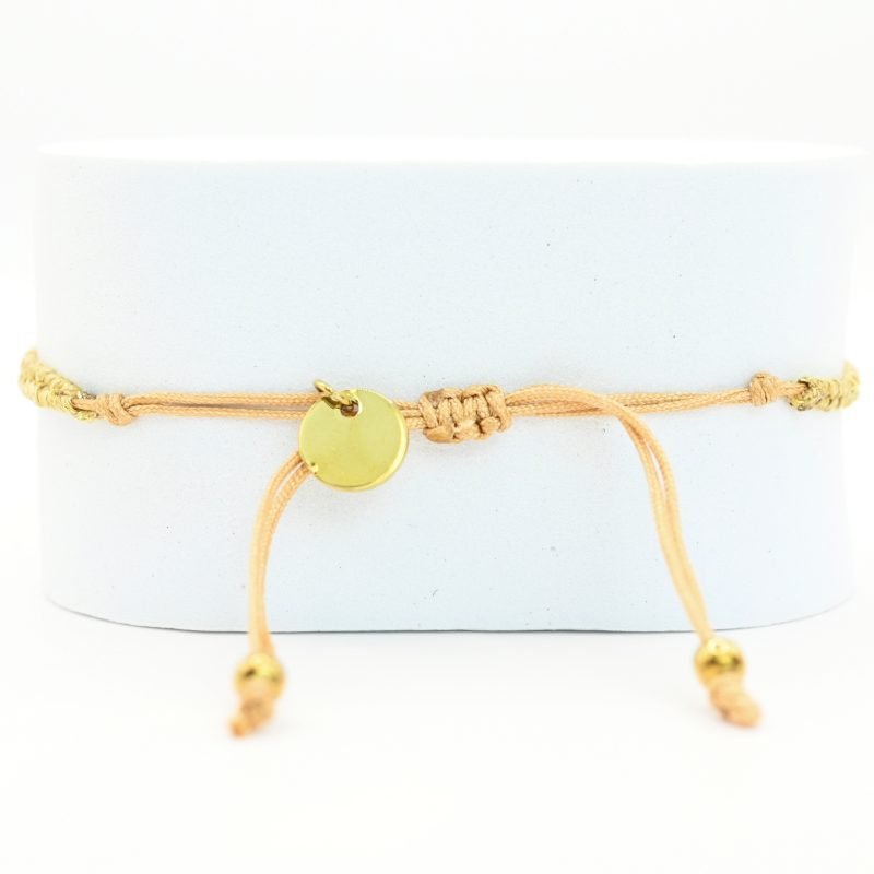ce bracelet élégant combine harmonieusement des cordes fines au début et des perles dorées et rose poudré en son centre. . Bijou seul, Crédit GEMITY
