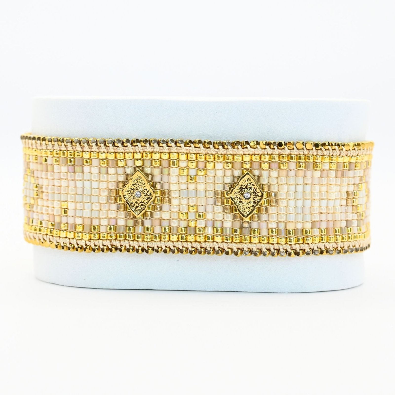 sublimez votre poignet avec cette grande manchette composée de 12 rangs de perles dorées et nude