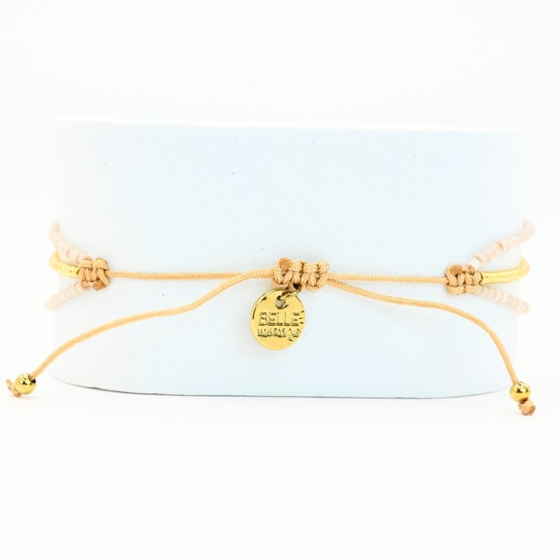 ce bracelet élégant à 3 rangs combine des perles dorées sur le premier rang et des perles blanches sur les deux autres, créant un look raffiné et lumineux. . Bijou seul, Crédit GEMITY