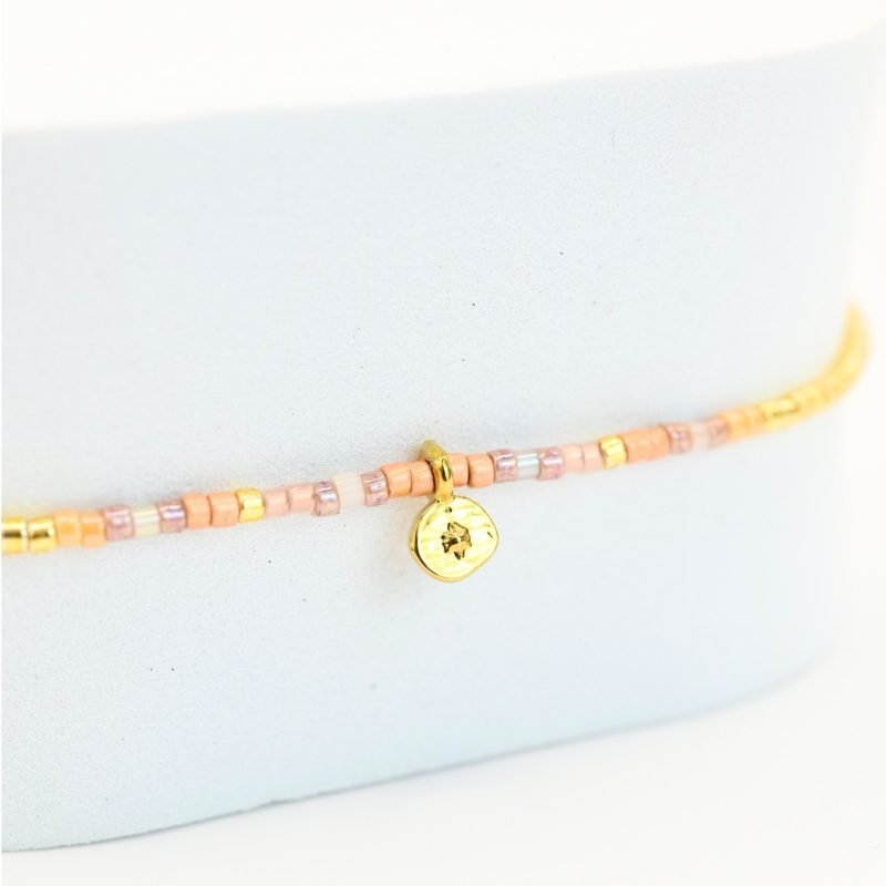 ce bracelet fin au design délicat est le parfait accessoire pour apporter une touche d’élégance subtile à votre poignet. Composé de perles dorées et nude, il se distingue par un charm ovale qui ajoute une note de raffinement. . Bijou seul, Crédit GEMITY