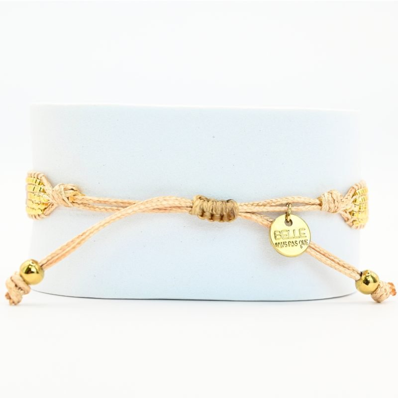 cette petite manchette à 5 rangs associe des perles nude avec un centre doré et rose pour un design à la fois doux et lumineux. . Bijou seul, Crédit GEMITY