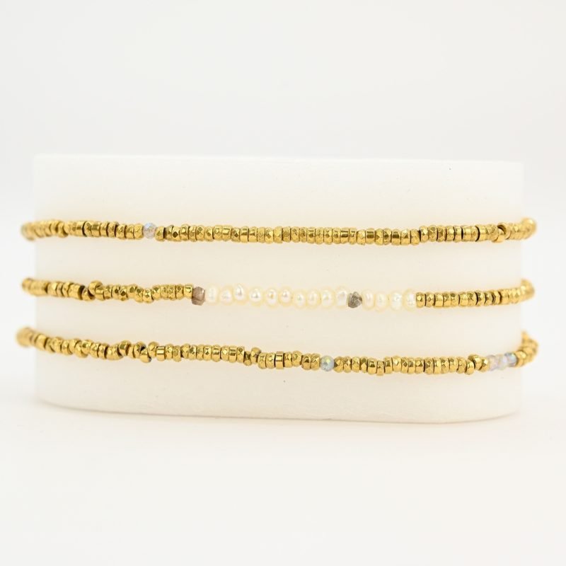 Ce bijou polyvalent se compose de petites perles dorées subtilement mises en valeur par quelques perles en nacre placées en son centre. . Bijou seul, Crédit GEMITY